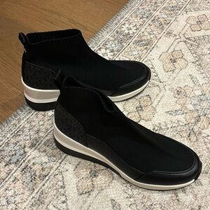 Michael Kors Skylar Knit sock shoe.  never worn size 8.5